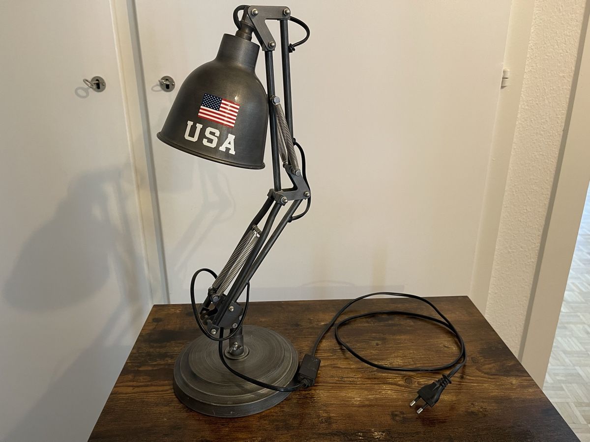 Lampen: Modern Desk Lamp  – Gebraucht aus Unterägeri von eve_76lj