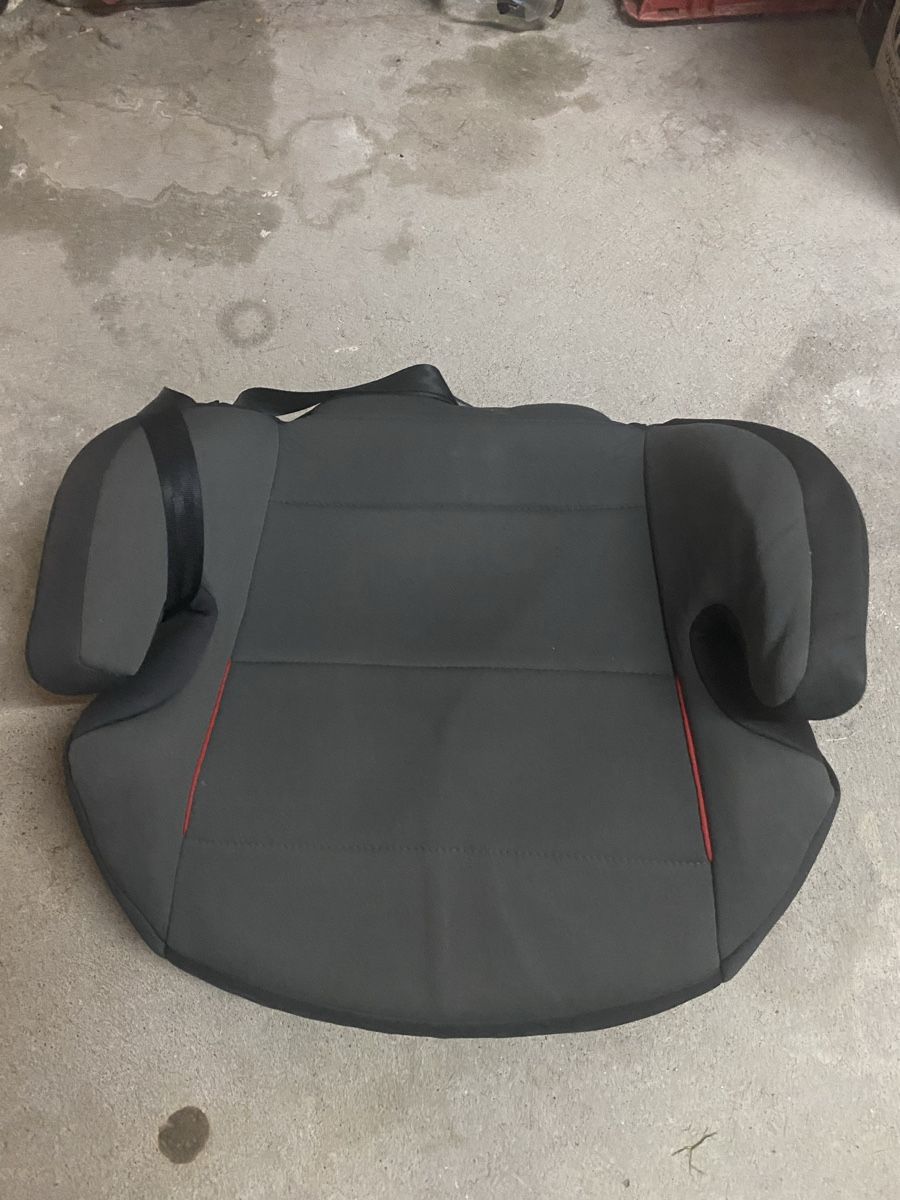 Osann Sièges auto: Osann Sitzerhöhung Junior Nero mit Isofix – D'occasion à Herznach par minavo