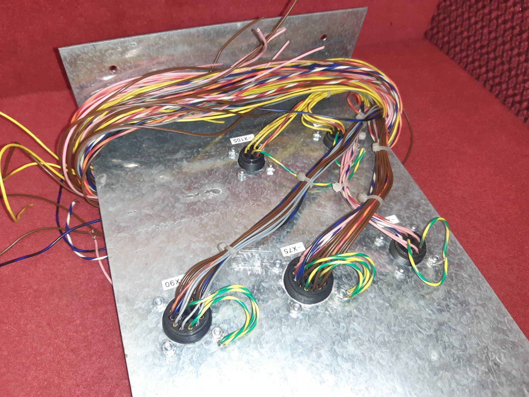 Fiches d'alim.: Stecker Tafel, Steckebuchsen auf Halteblech – D'occasion à Lohn-Ammannsegg par Molch7 3
