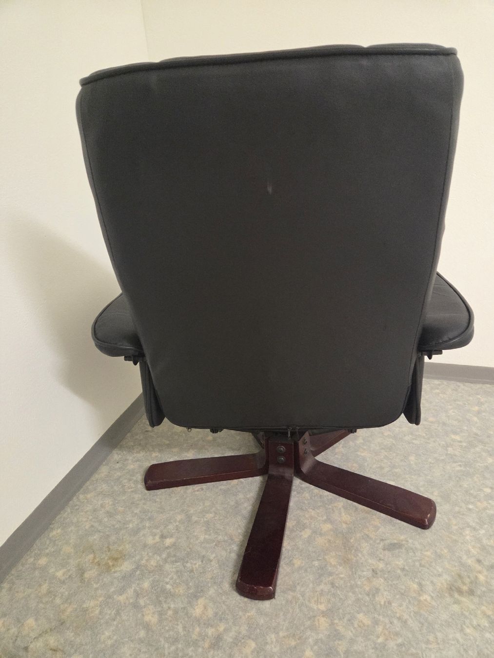 Sessel: Comfortable Black Leather Swivel Chair - Some Damage – Gebraucht aus Lachen SZ von col_bw5v 1