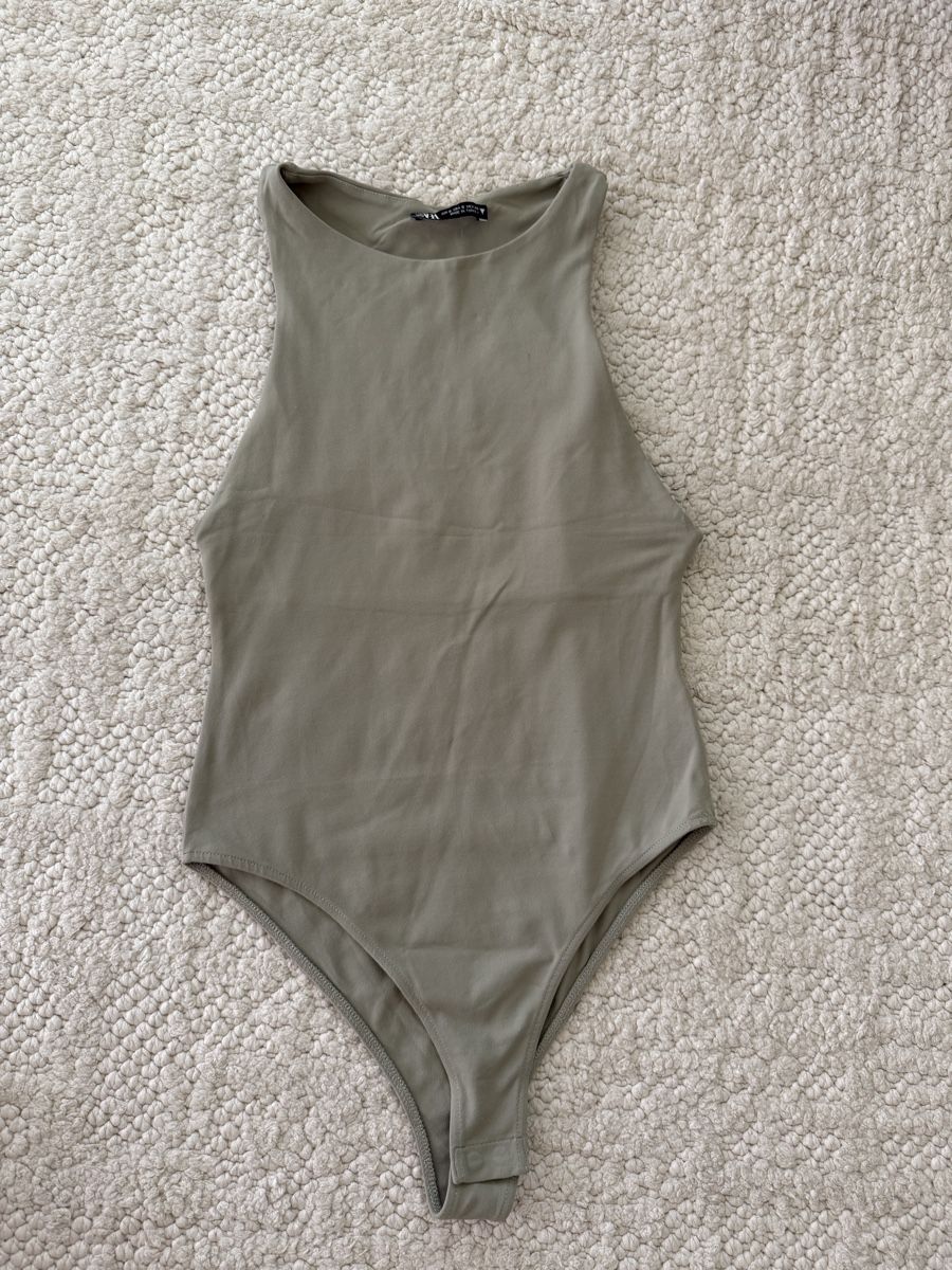 Zara Top: Zara Olive Green Sleeveless Body – Usato da Luzern venduto da prelovedfashion_99 1