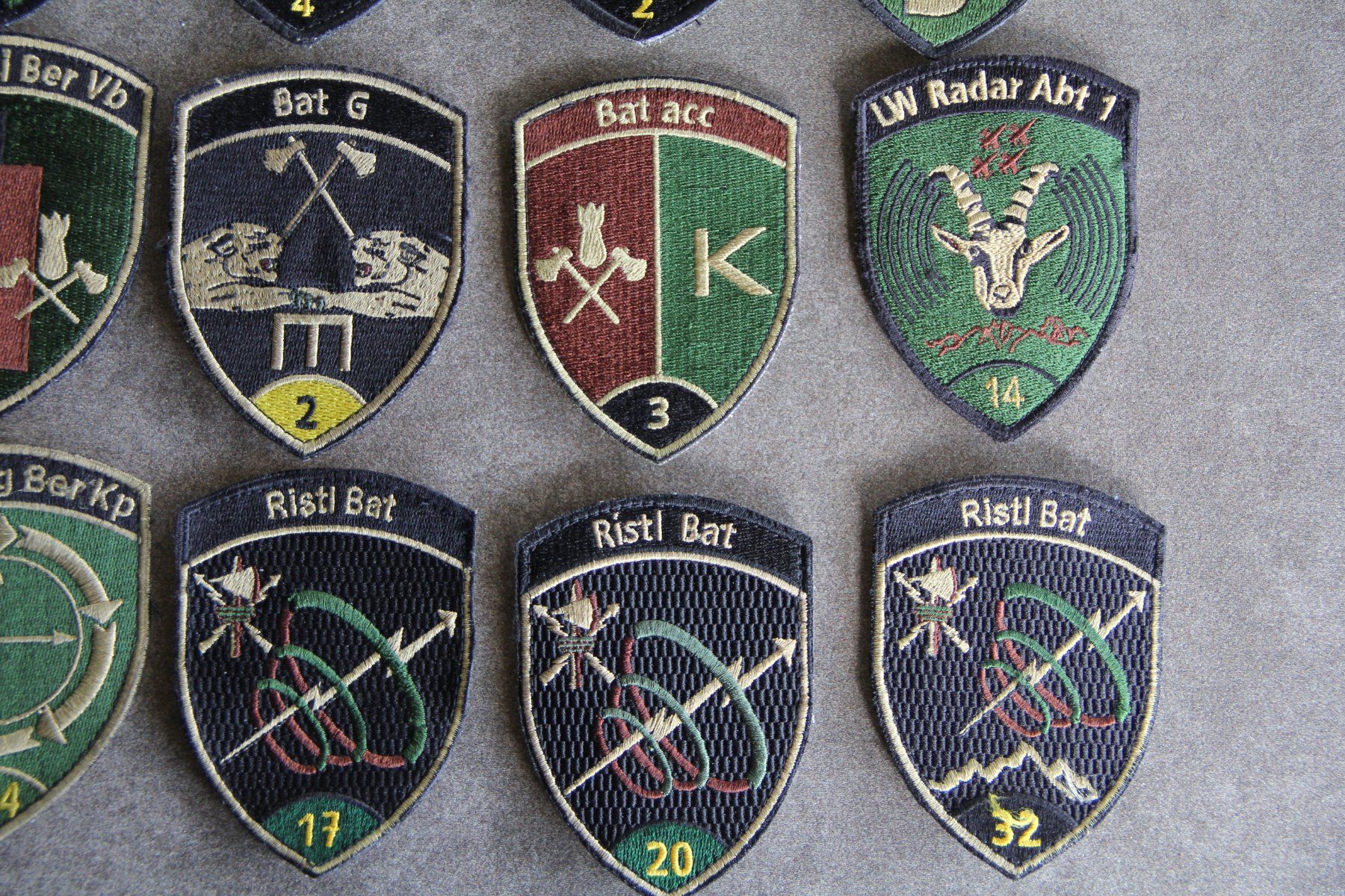 Schweizer Armee Placchette & Badge: 24 Stk. Badge mit Klett Schweizer Armee – Usato da Belp venduto da Tomsek 4