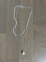 Silberfarbige Halskette mit Anhänger