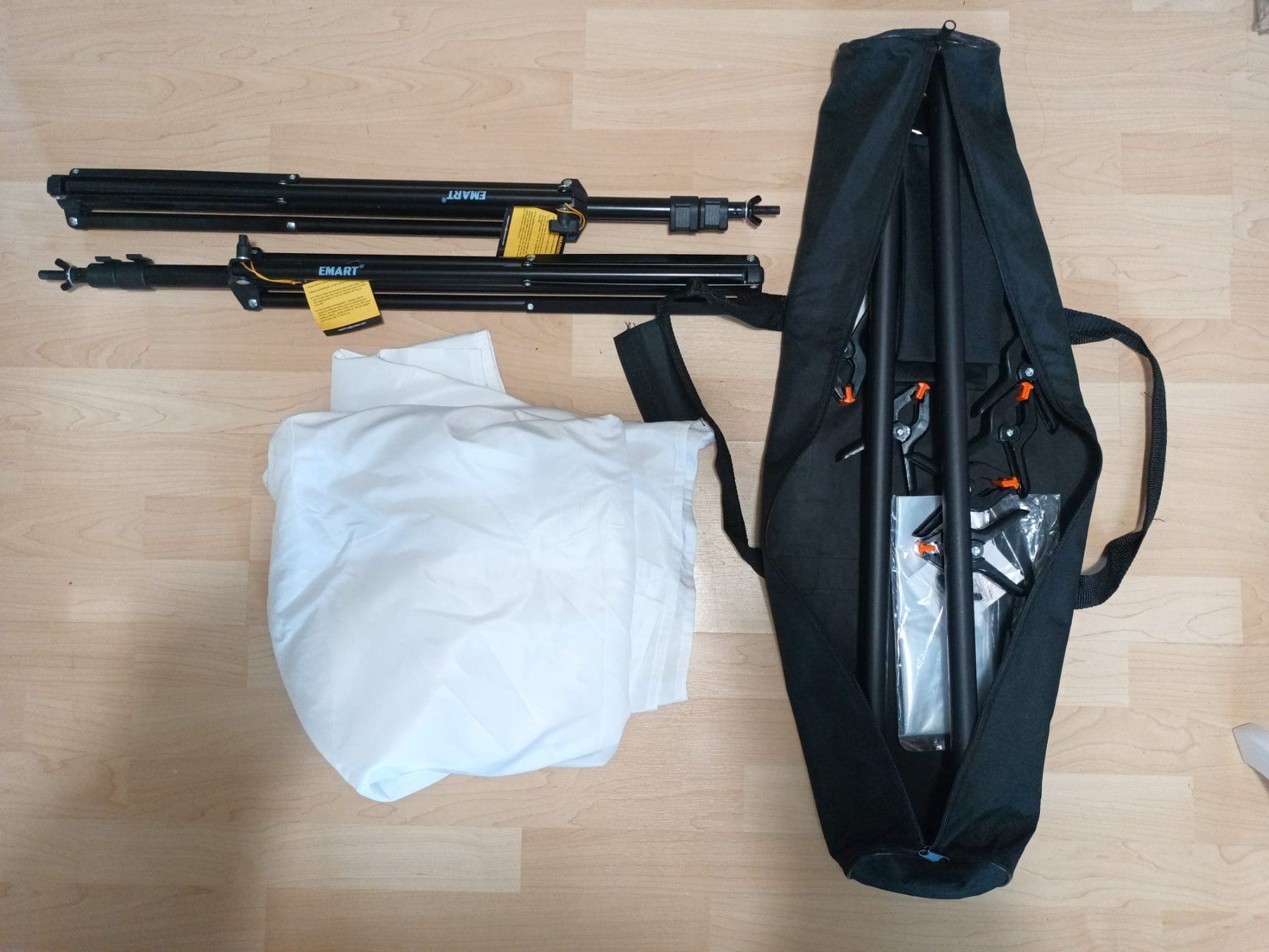 Autres accessoires: Hintergrundsystem Emart mit Stativ gebraucht 3x2.40m – D'occasion à Bülach par martina2599 1