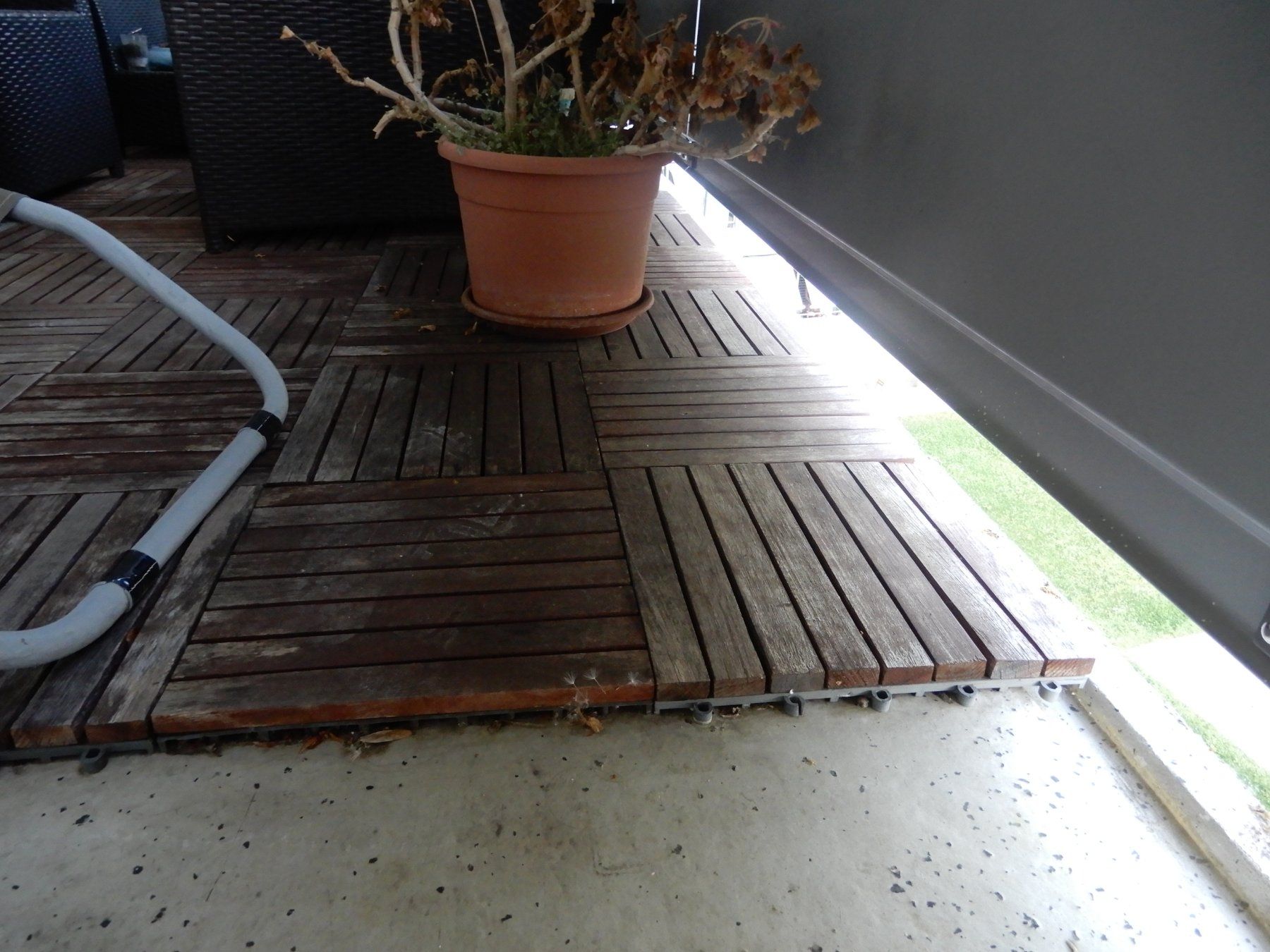Rivestimenti per pavimenti: Dalles en teck – Usato da Cortaillod venduto da Eddi8