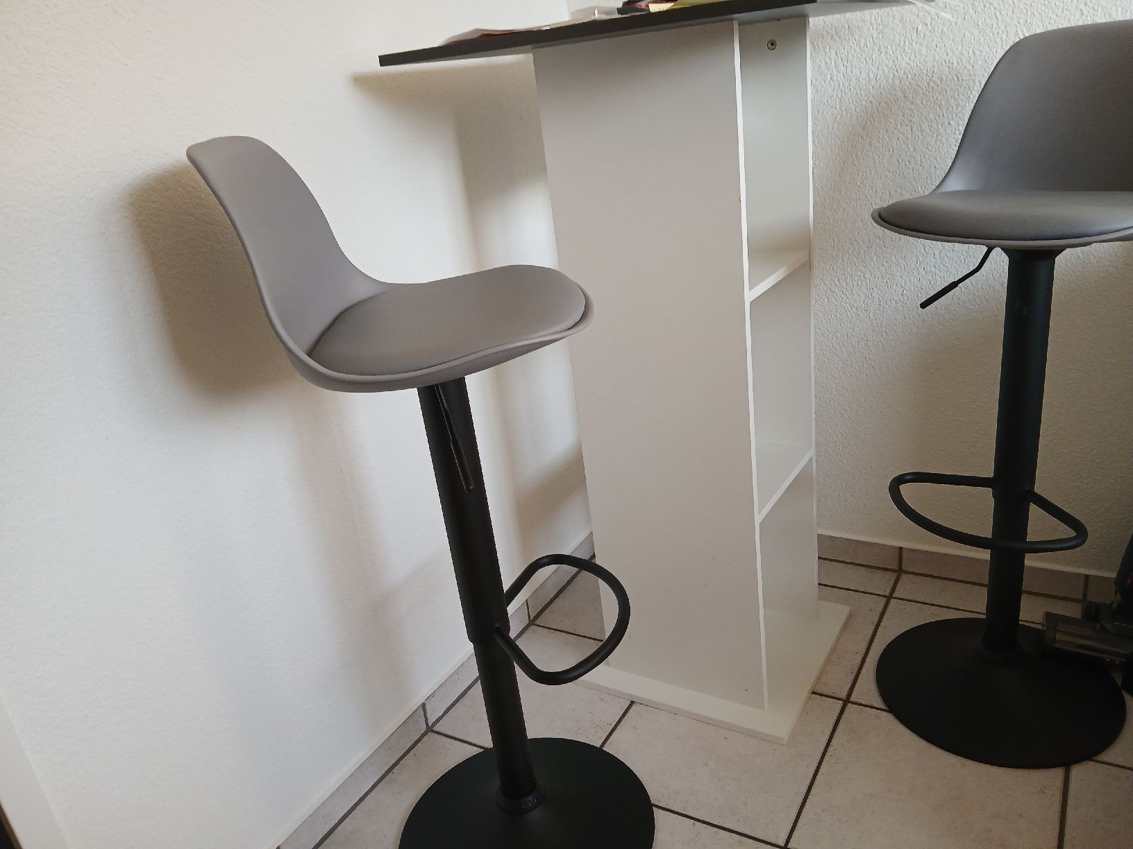 Ikea Set de table et chaises: Bartisch mit 2 Barhöcker – D'occasion à Kriens par BP_Art