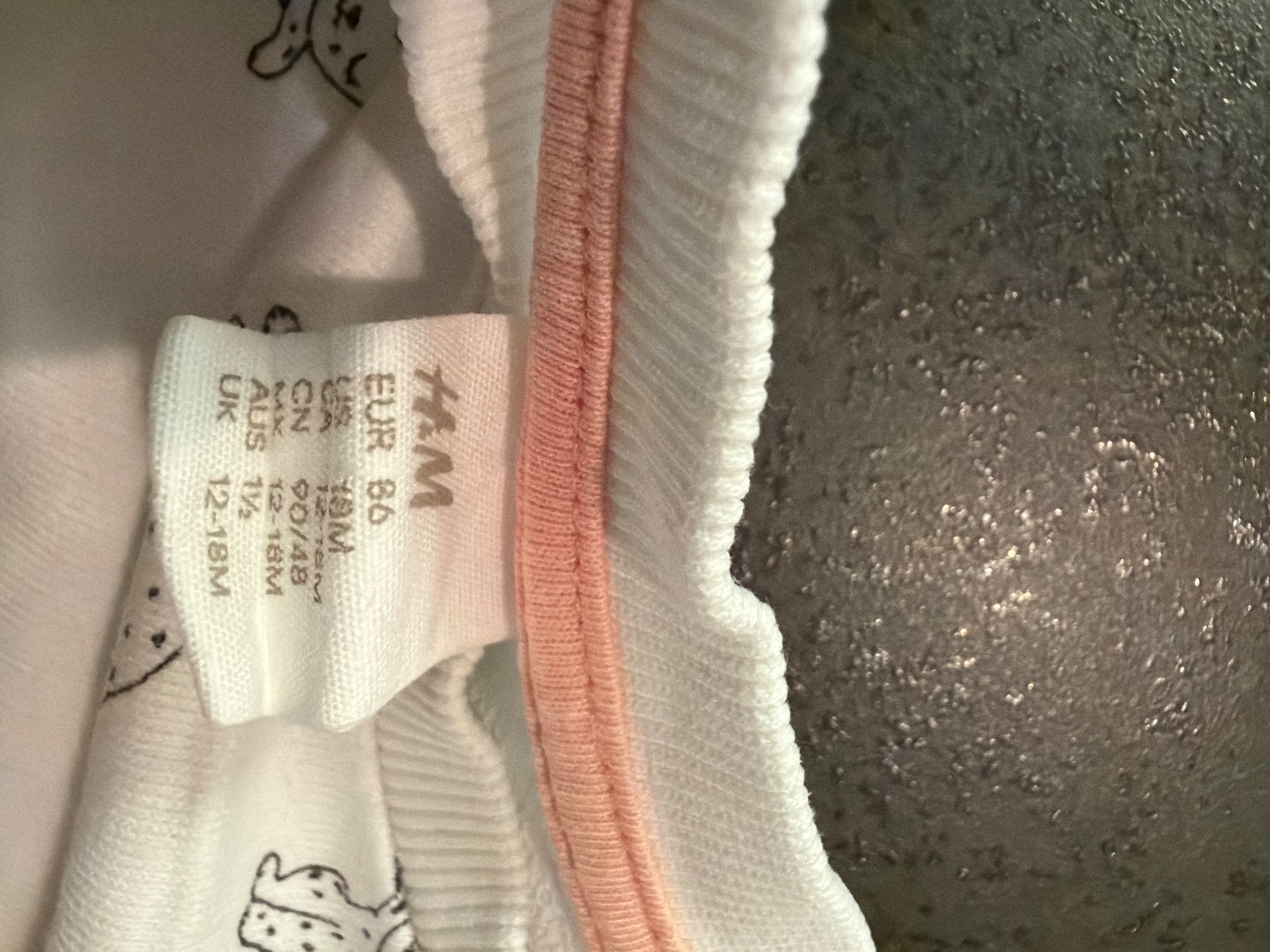 H&M Pullover & Sweatshirts: H&M Pullover weiss mit Tiermuster; Grösse 86 – Gebraucht aus Brüttisellen von val_r8g6 1