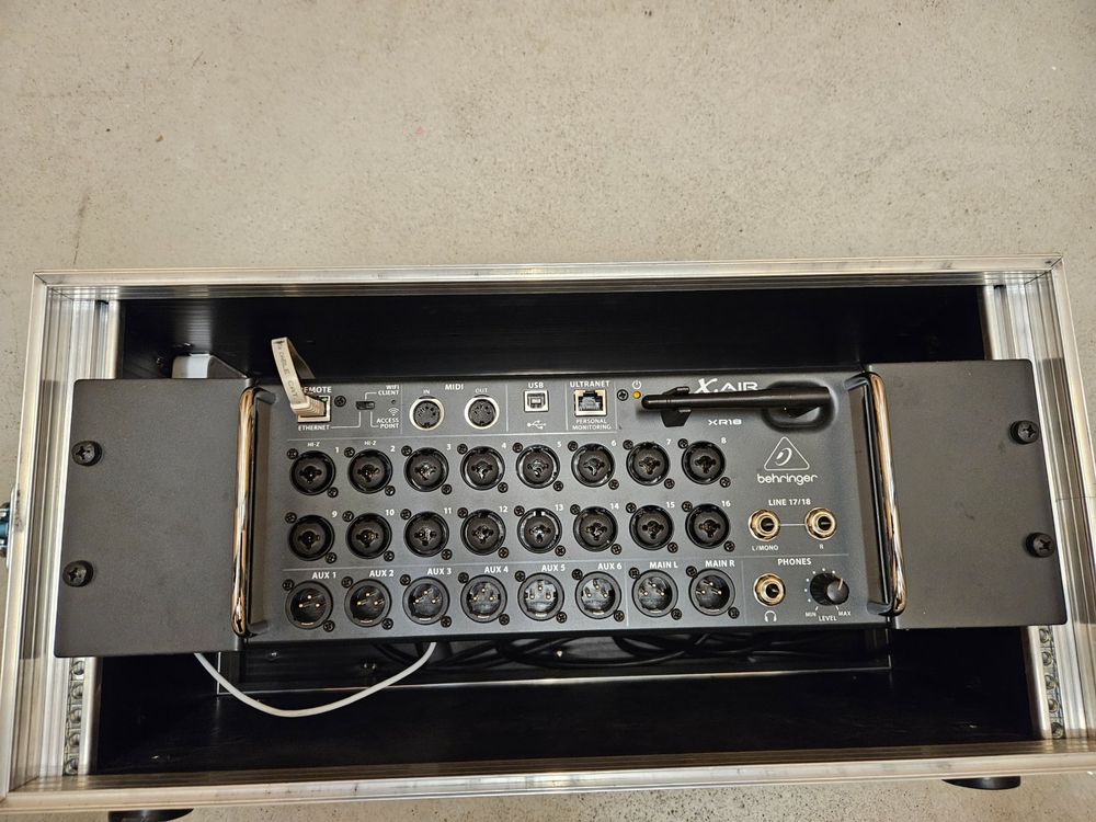 Zu verkaufen Digital Mischpult Behringer XR18 mit Rack (Gebraucht) in ...