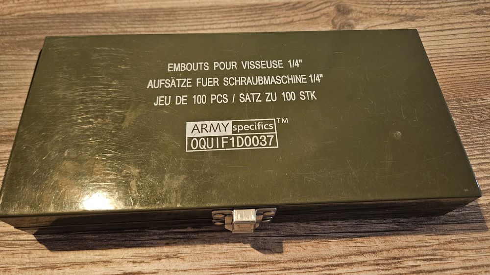 Werkzeug Bit Set, 100-teilig, im Blechbox ab 1 Franken (Gebraucht) in