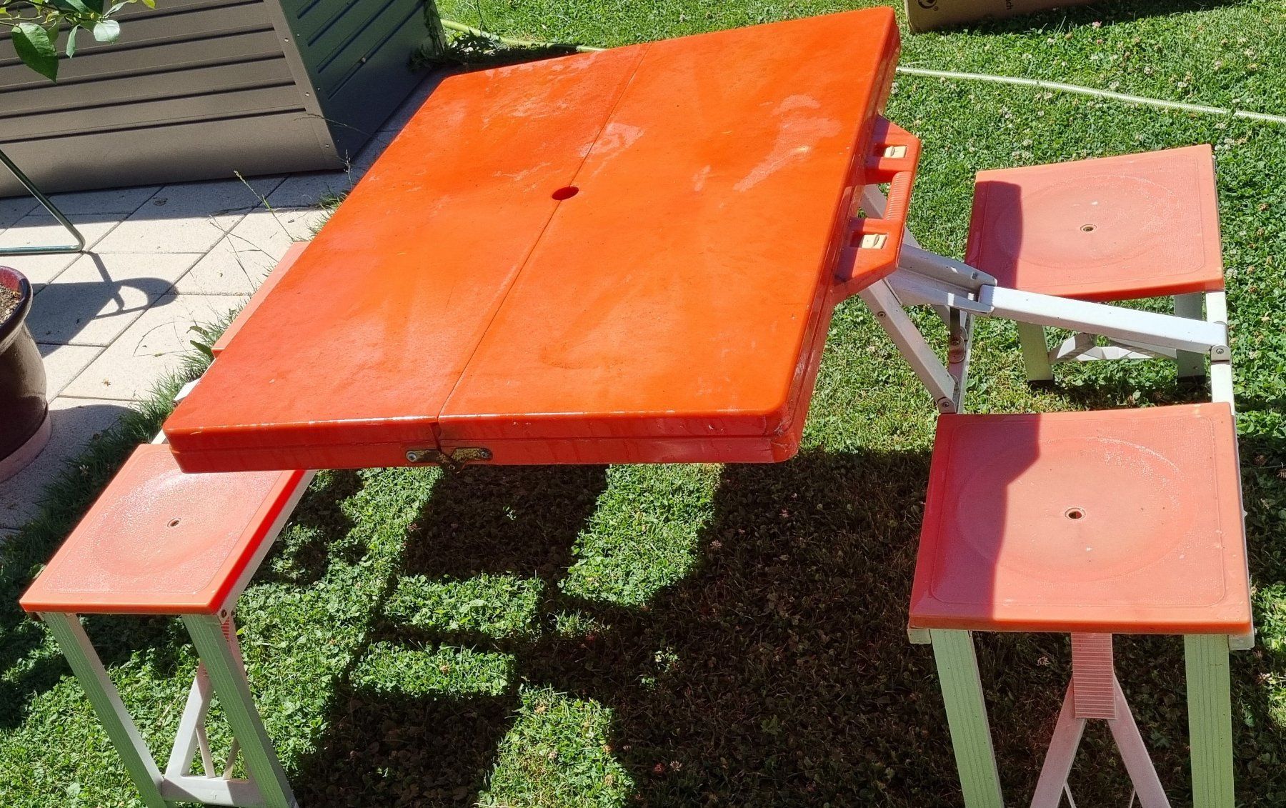Tavoli: Koffer Campingtische mit integrierten Bänken. – Usato da Abtwil AG venduto da Mueggi4