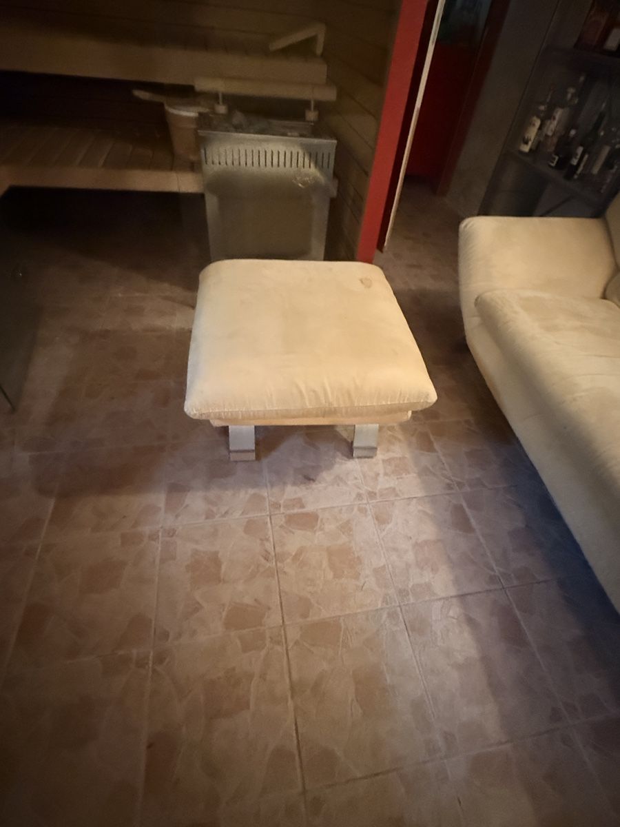 Divani: Hellgelbe Wildleder-Sofagarnitur – 2 Sofas und Hocker – Usato da Binningen venduto da Binninger 1