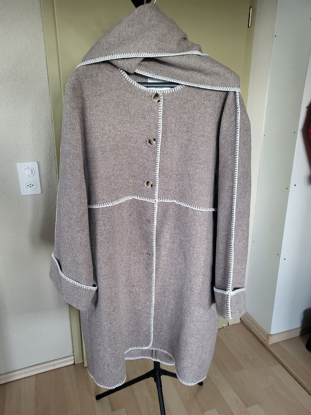 Cappotti: Neo Noir Wool Blend Coat with attached scarf – Nuovo (secondo la descrizione) da Sarmenstorf venduto da zuz_q5kq 6