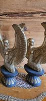 2  Statuen der altägyptischen geflügelten Göttin Isis