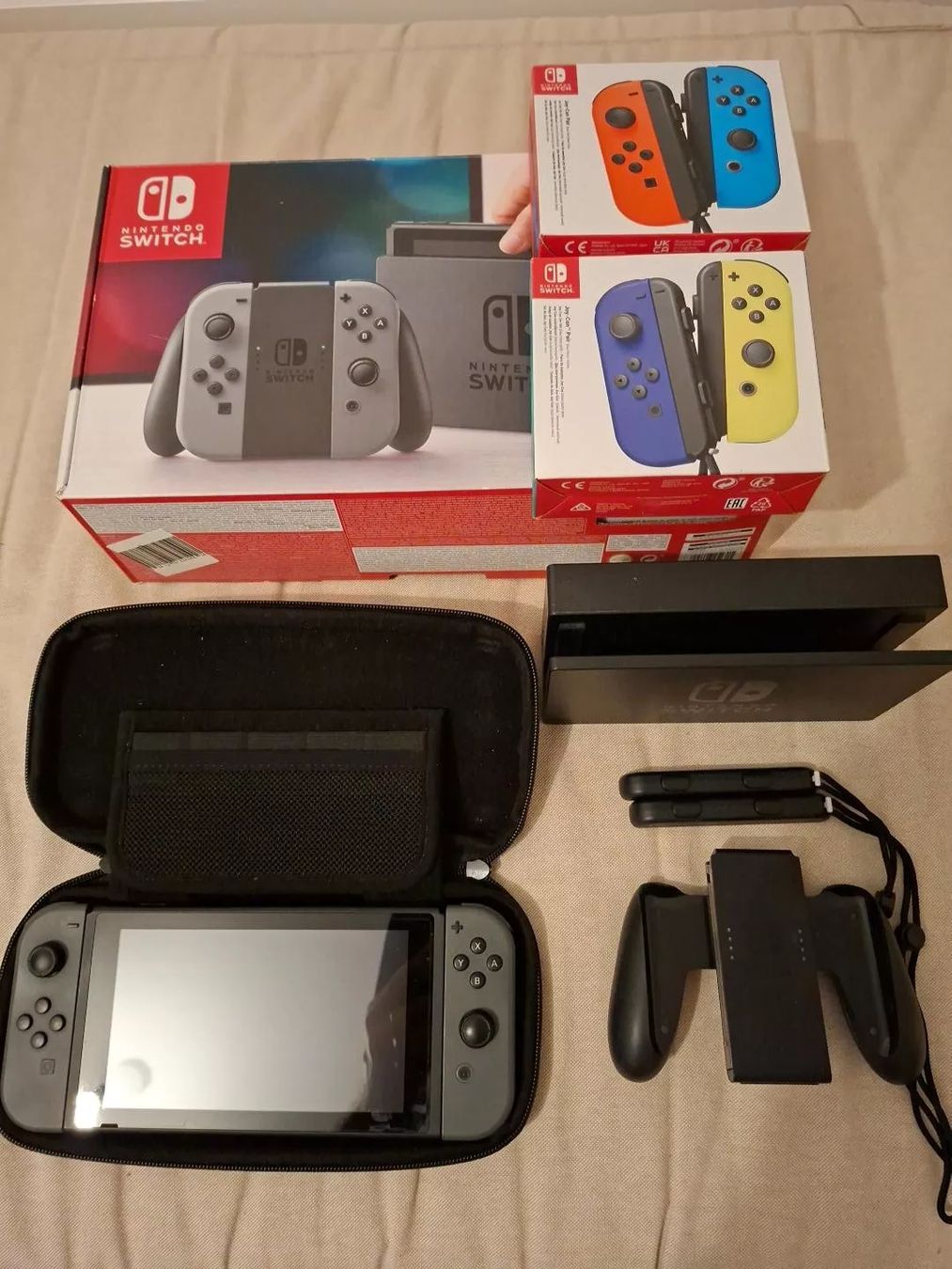 Nintendo Console: Nintendo Switch + 6 Joy-Con + Dock + Case + Accessories – Nuovo (secondo la descrizione) da Niederrohrdorf venduto da sil_lp26