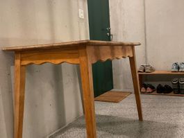 Holztisch, einige Gebrauchsspuren