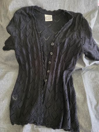 COUNTRY LADY Kurzarm-Strickjacke schwarz Lochmuster – Gr. M
