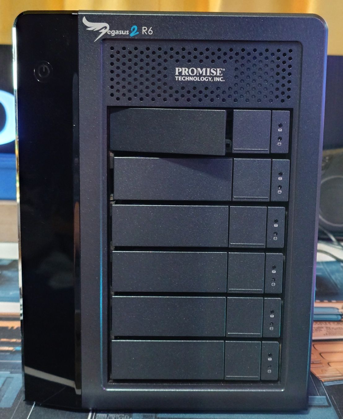 Dischi rigidi: Promise Pegasus 2 R6 - RAID System mit 6 Slots / Hot Swaps – Nuovo (secondo la descrizione) da Ennetmoos venduto da Faders 7