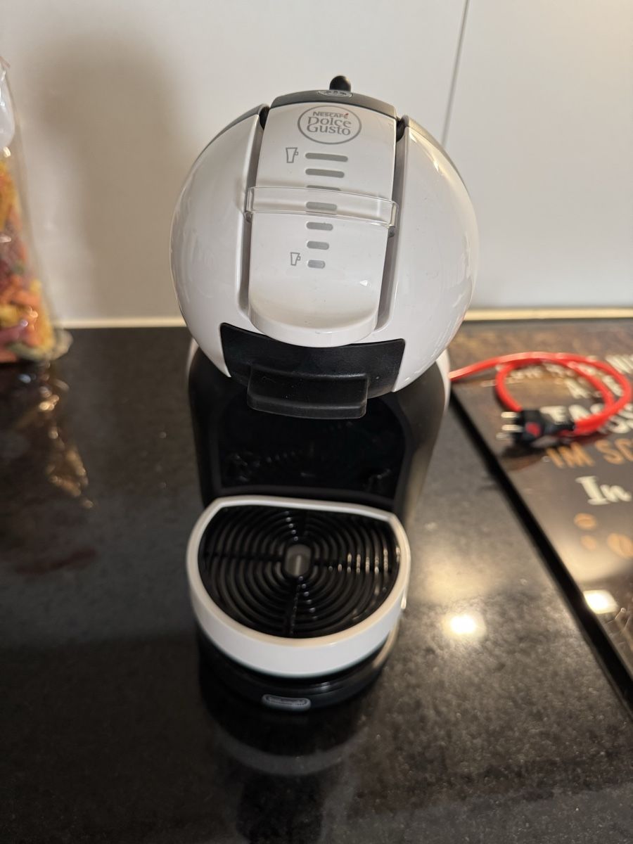 Nescafé Macchine per caffè & Macchine per espresso: Nescafé Dolce Gusto Kaffeemaschine – Usato da Dottikon venduto da Angii.Smile