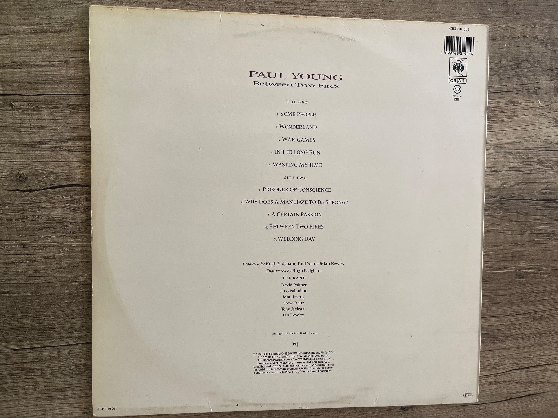 Schallplatten: A713/Paul Young - Between Two Fires – Gebraucht aus Frutigen von Philippe_jsp 1