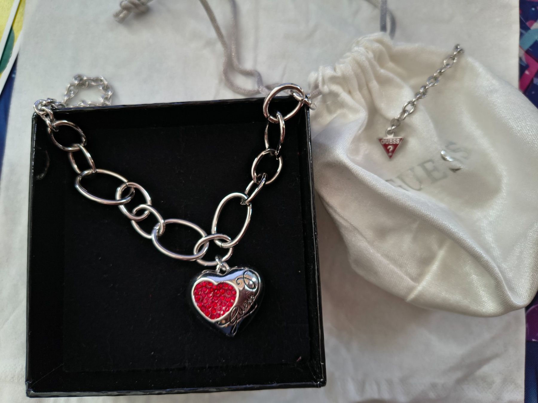 Guess Catenine: Guess Halskette mit Herzanhänger – Usato da Hausen AG venduto da Land.Ei 1