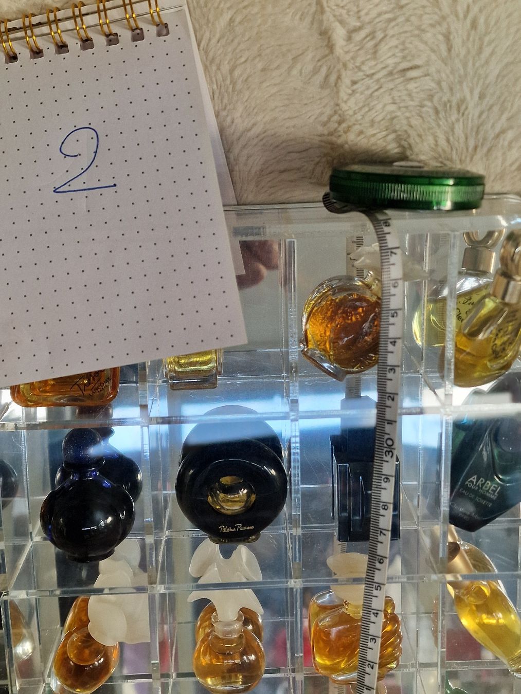 Profumi & Eau de Toilette: vitrine plexiglas avec parfum – Usato da versoix venduto da 928 1