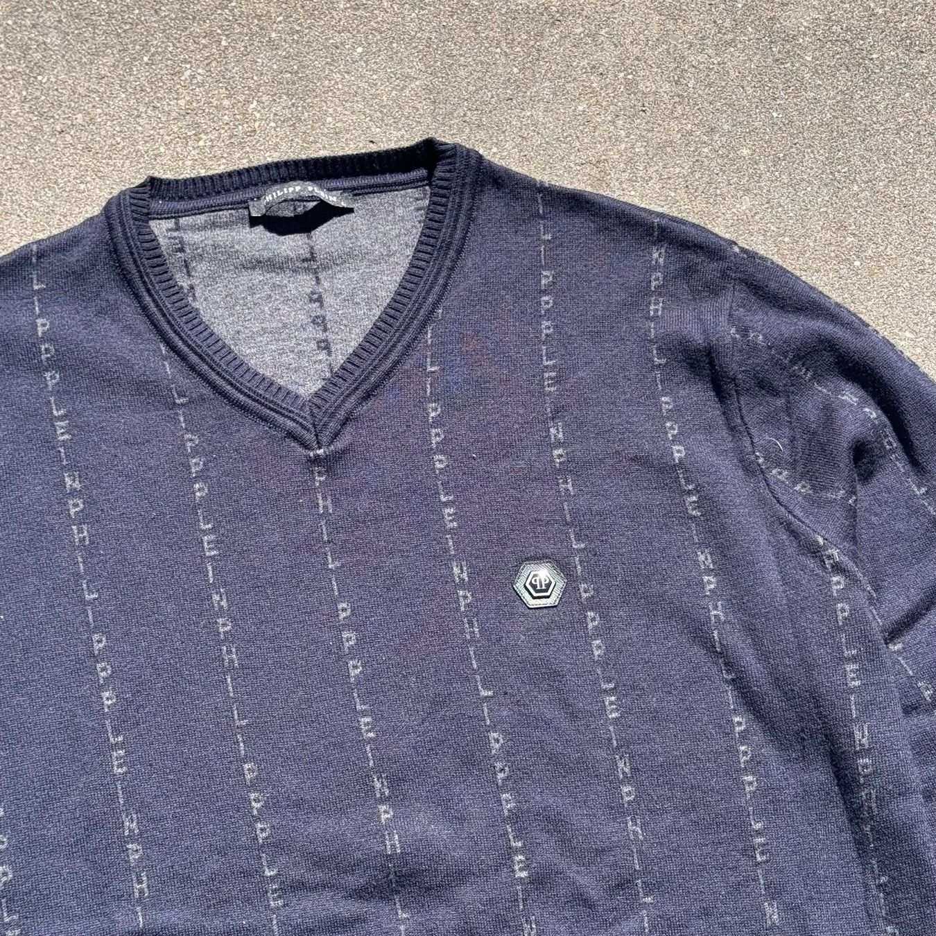 Philipp Plein Maglioni & Felpe: Philipp Plein monogram navy-blue V-neck sweater – Usato da St. Gallen venduto da sourced_limited 1