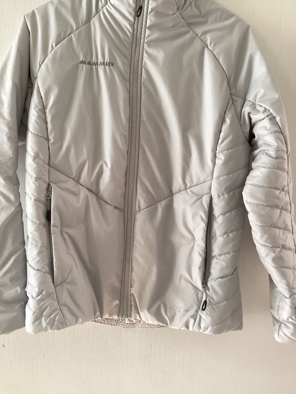 Mammut Giacche: Wunderschöne leichte hellgraue Mammut Jacke – Nuovo (secondo la descrizione) da Unterkulm venduto da Lunchen11 2