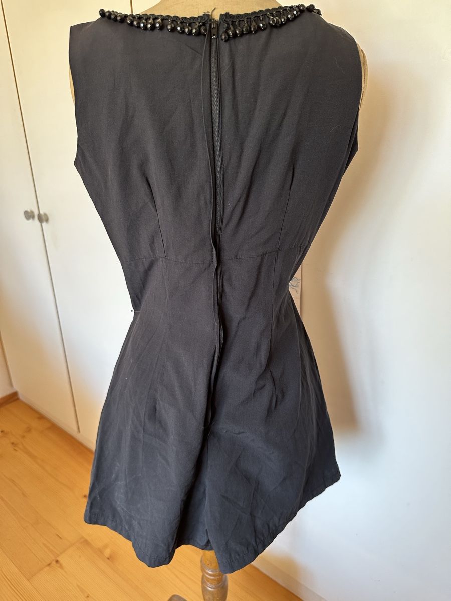 H&M Tute: Schwarzer Jumpsuit, Grösse 34, mit verspieltem Deco – Usato da Bern venduto da Noeci 1