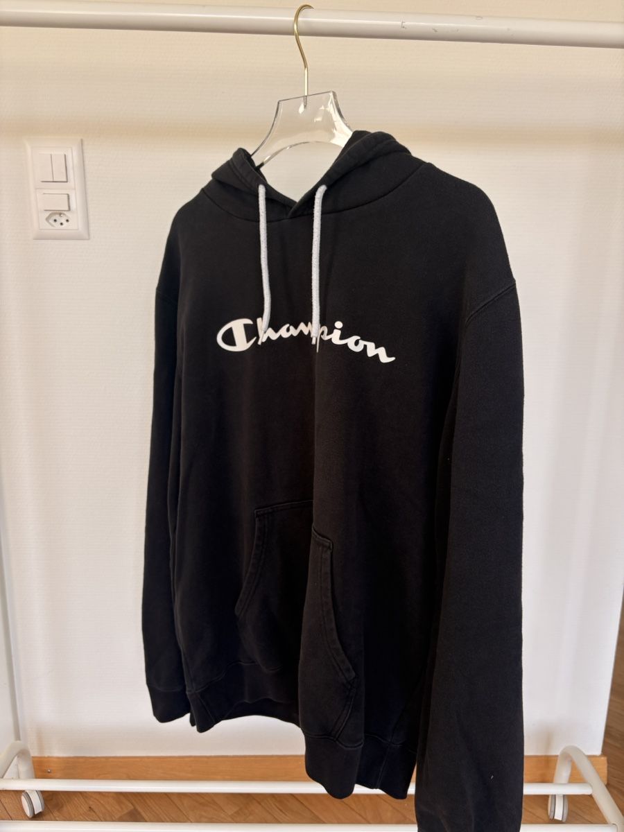 Champion Pullover & Sweatshirts: Champion Kapuzenpullover schwarz – Gebraucht aus Zürich von viv_nevi