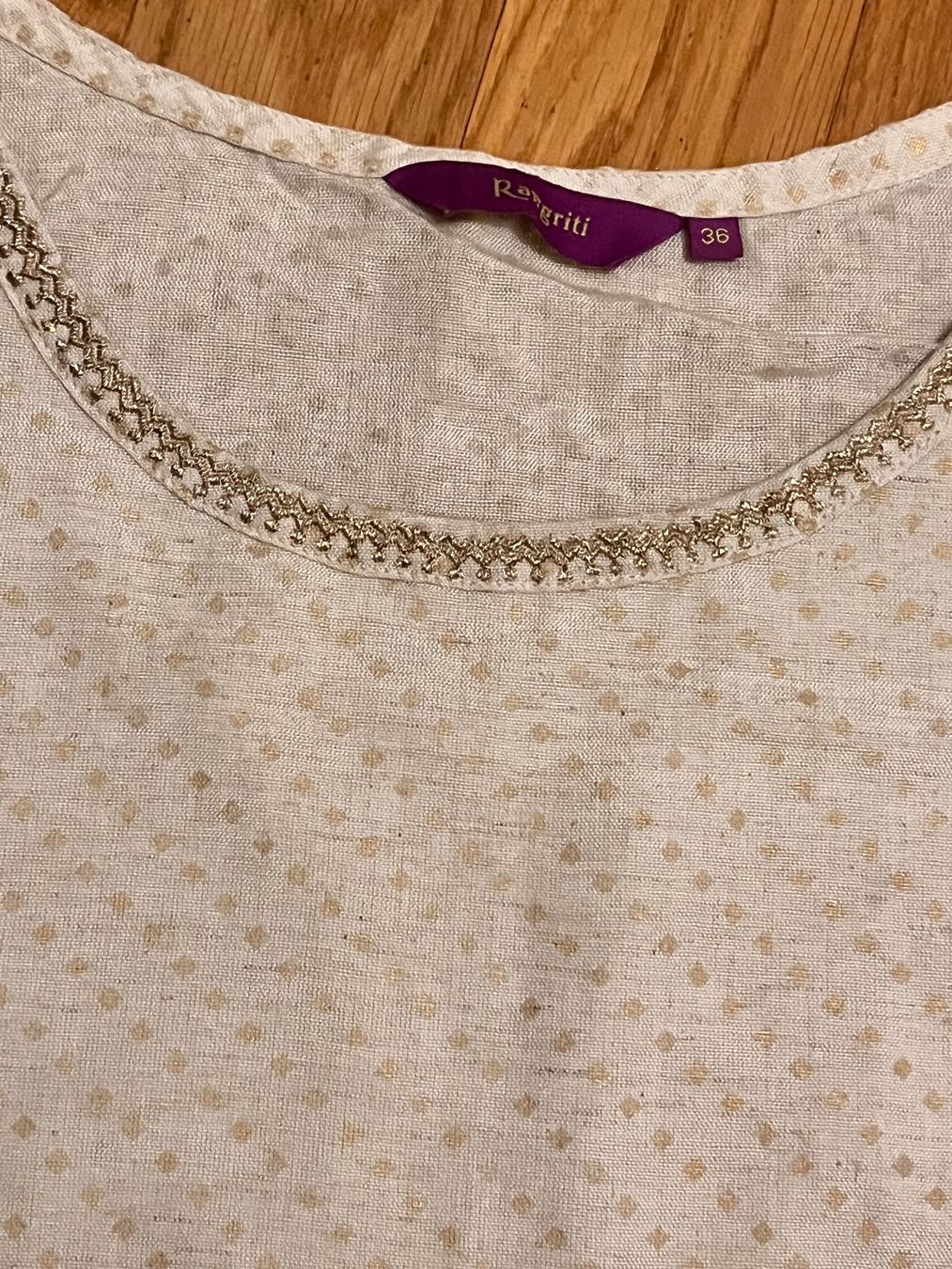 Top: Offwhite sleeveless summer top with gold dots – Usato da Affoltern am albis venduto da onlyrose123 3
