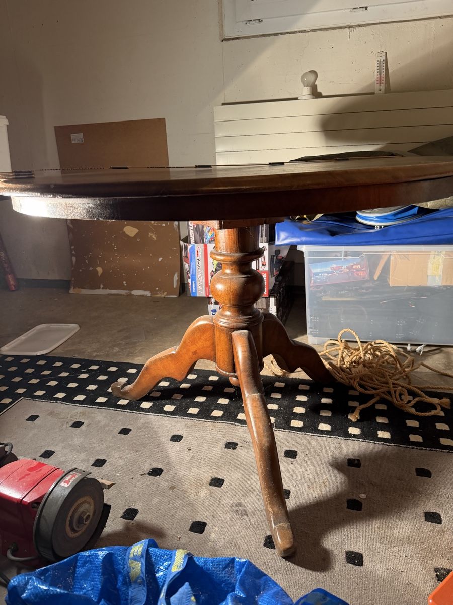 Tables: Holztisch massiv – D'occasion à Rothenfluh par sunneschyn88 1