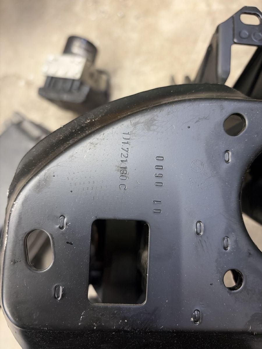 Volkswagen Tutti pezzi di ricambio auto: Pedaliera Golf 4 – Usato da Bironico venduto da Sgrazza 1