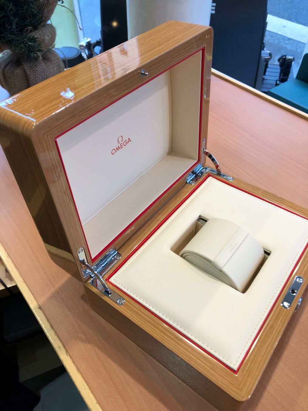Omega Uhrenboxen: Original Omaga Box Holz – Neu und originalverpackt aus zürich von Michelbourquin 3