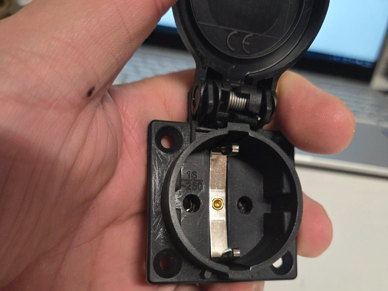 Spine: PCE Schuko Einbau Steckdose mit Klappdeckel IP54 – Usato da Zürich venduto da Alibaba1234 6
