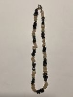Collana di pietre nere e bianche eleganti