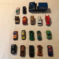 17 petits véhicules divers et 1 camion bleu