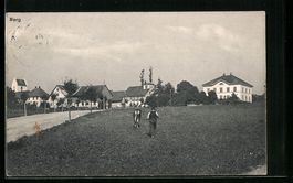 Berg, Blick über die Wiese auf Wohnhäu