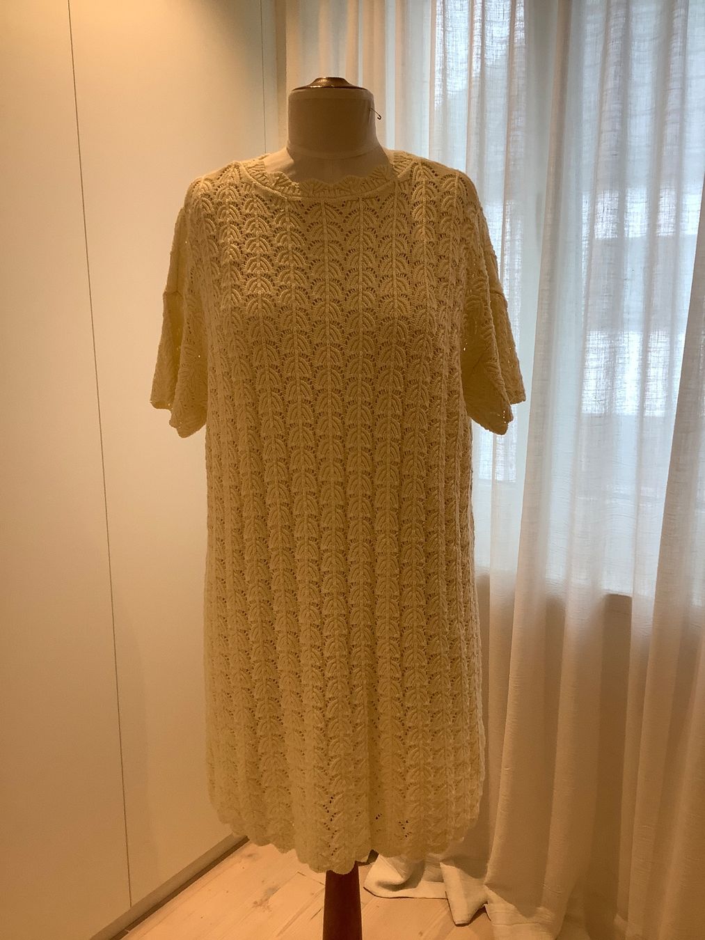 Kleider: Häkelkleid mit Unterrock nagelneu – Neu und originalverpackt aus Triesen von boston7