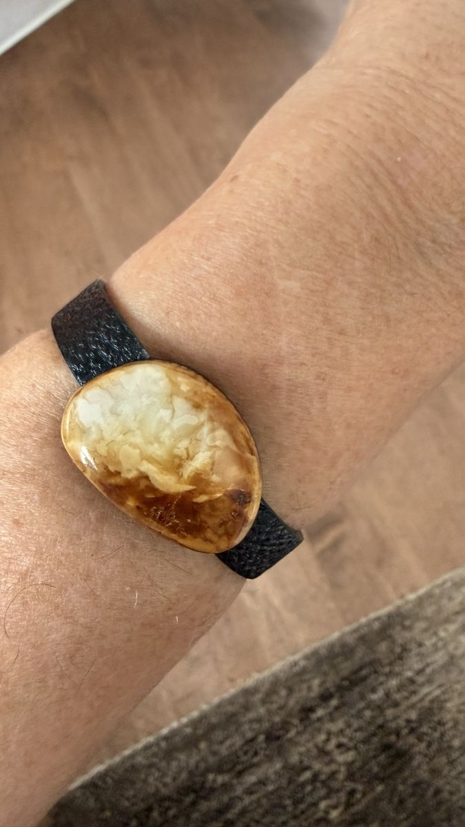 Bracciali & Braccialetti: Armband: Malerischer Bernstein auf Leder – Nuovo e nell'imballaggio originale da Ebikon venduto da elischka 3