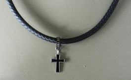 Schwarze Halskette mit Kreuz-Anhänger, Lederoptik, Neu