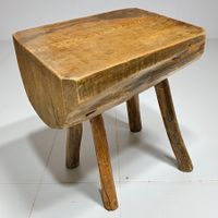 Tabouret ancien brutaliste rustique en chêne massif. 11.2 kg