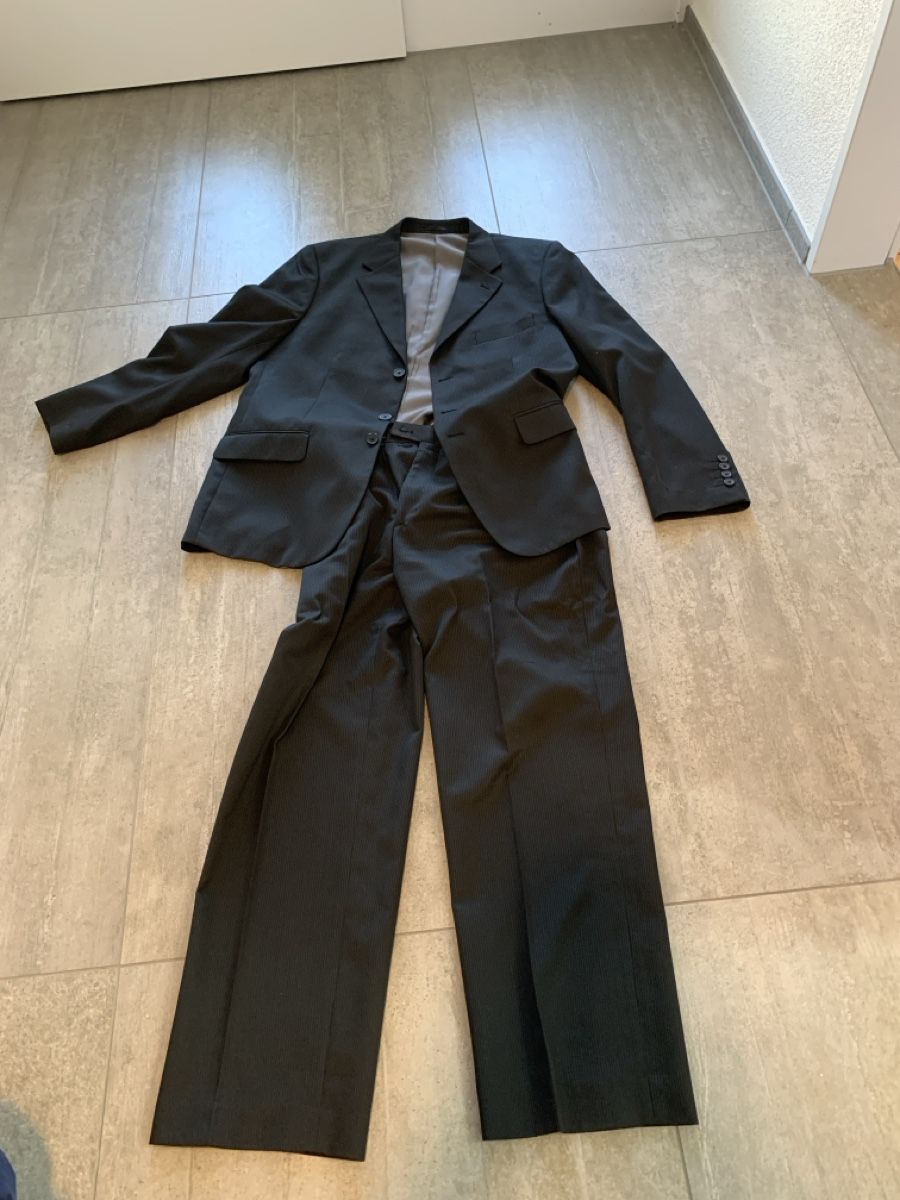 Completi: Herren Anzug VanHeusen Studio 42R Schwarz Gestreift – Usato da Mörigen venduto da Andriboy 5