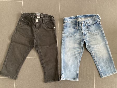 2 Stück Mädchen 3/4 Jeans Gr. 134 schwarz, blau