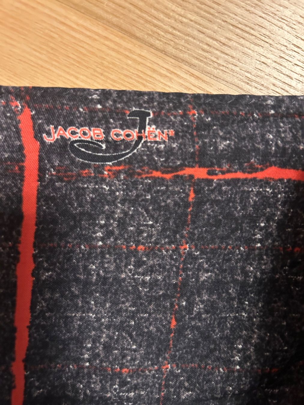 Jacob Cohën Foulard & Sciarpe: Jacob Cohen Tuch rot/schwarz 30% Seide – Nuovo (secondo la descrizione) da Brüttisellen venduto da ThommyK 1