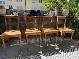 4 antike gedrechselte Holzstühle + 2 Biedermeierstühle