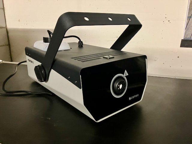 Cameo Tutte le macchine: Nebelmaschine Cameo Phantom F5 mit Case – Usato da Lufingen venduto da Imperator3