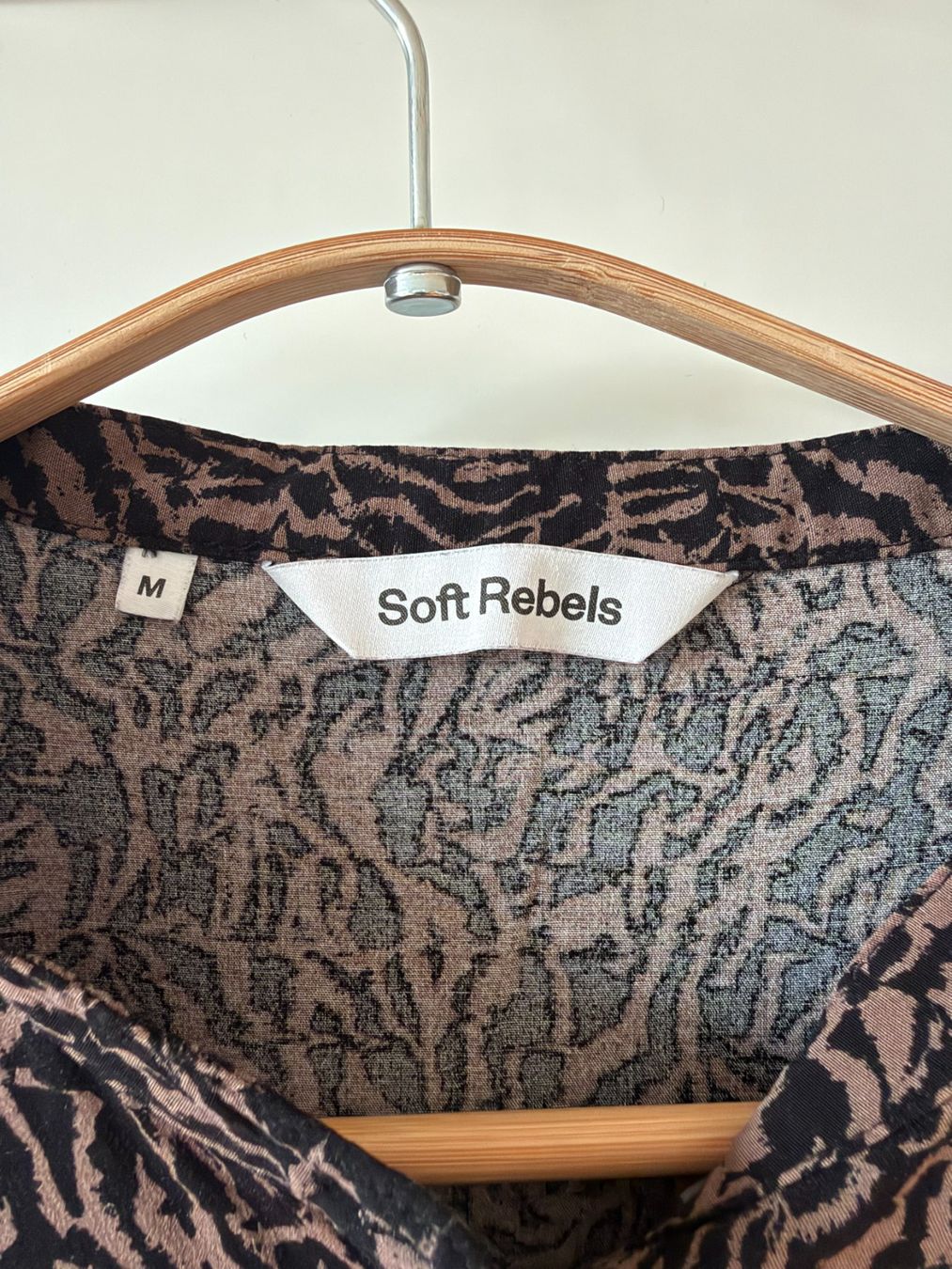 Blusen: Soft Rebels Langarmbluse braun-schwarz gemustert, Gr. M – Gebraucht aus Neukirch an der Thur von foundby. 1