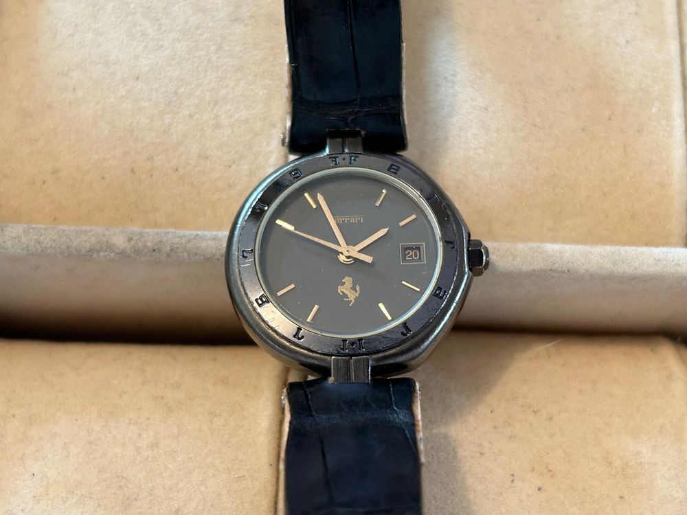 Montre Femme Fiorelli Occasion - Cadran Blanc, Bracelet Cuir Noir, Boîtier Argent - Mouvement Quartz - Style élégant
