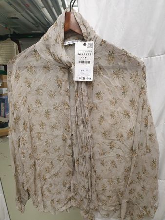 Zara Bluse mit Blumenmuster, Gr. M, ideal für den Sommer!