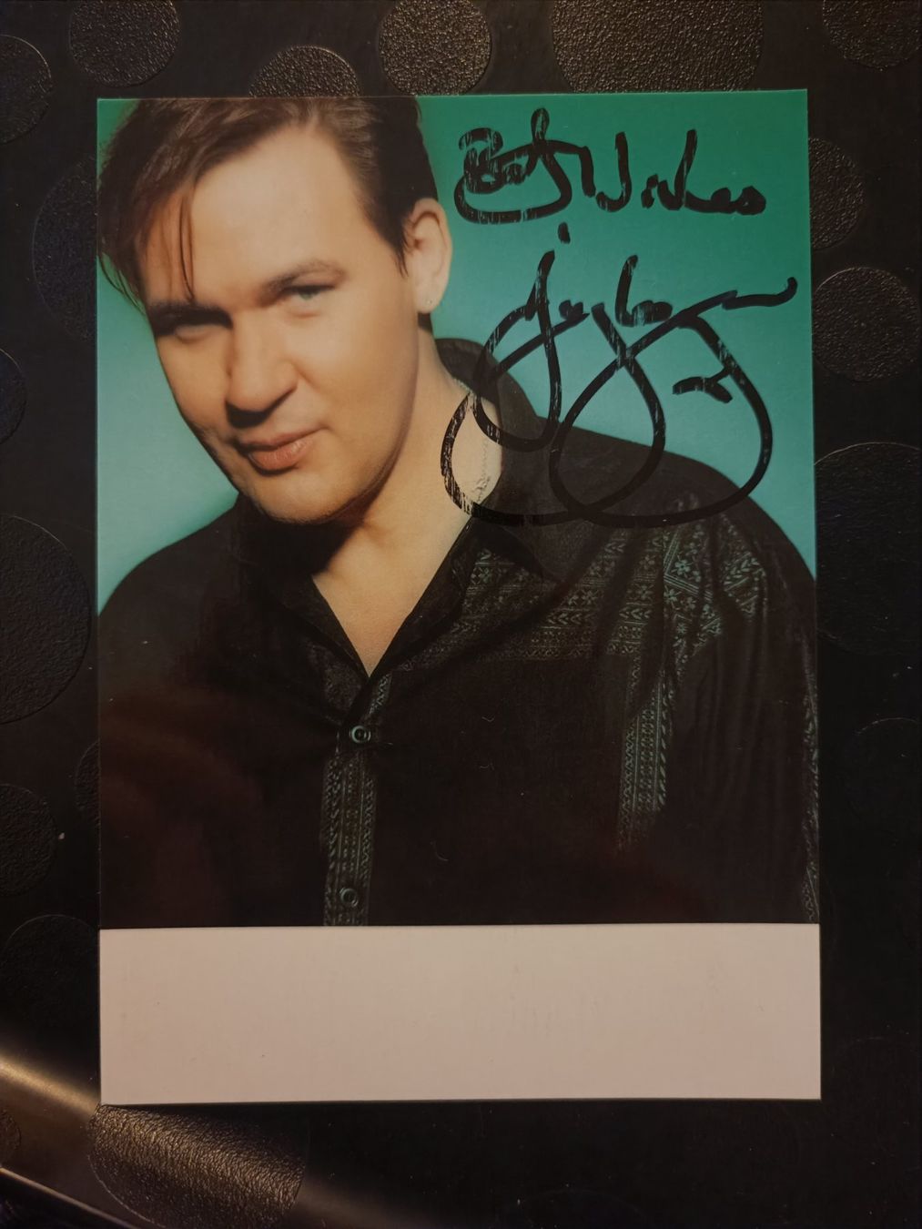 Autografi: Johnny Logan -  handsignierte Autogrammkarte – Usato da Menziken venduto da Artographs